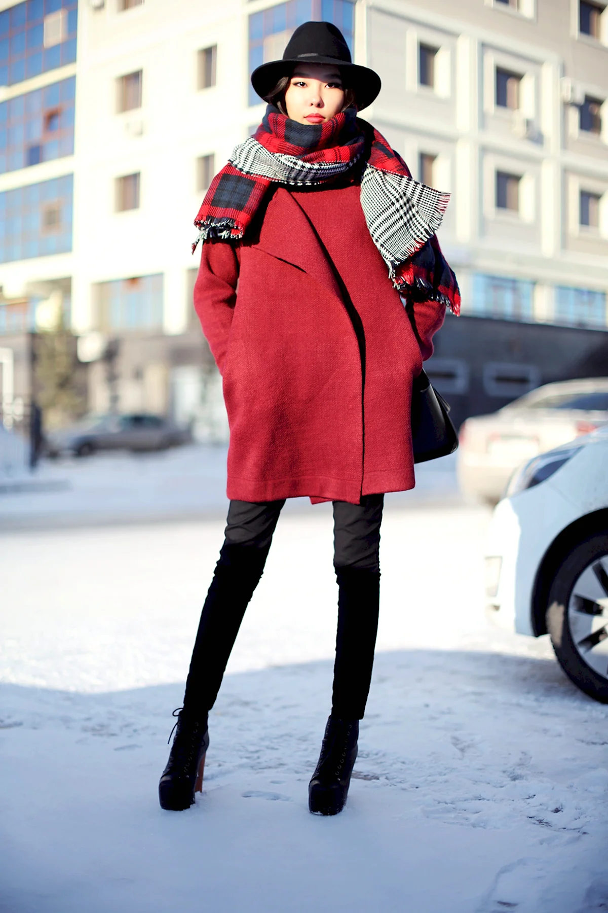Красное пальто с шарфом