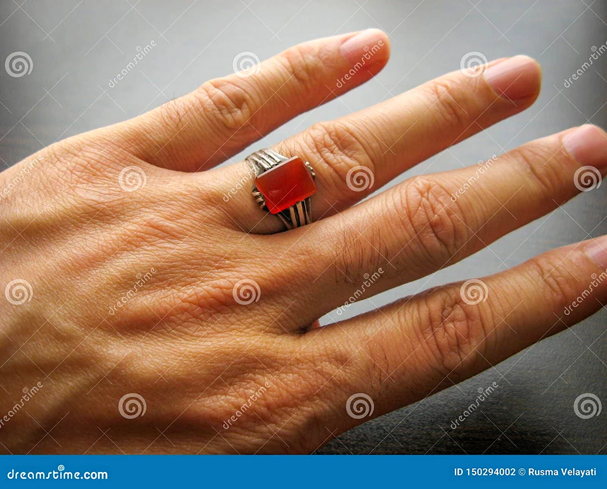 Красный агат кольцо на руке