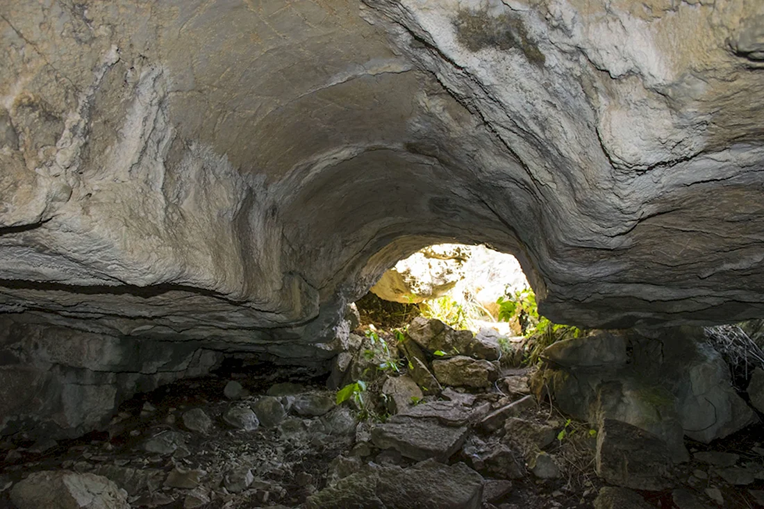 Лаго Наки пещера