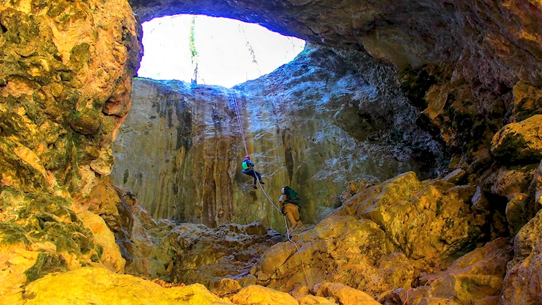 Лаго Наки пещера
