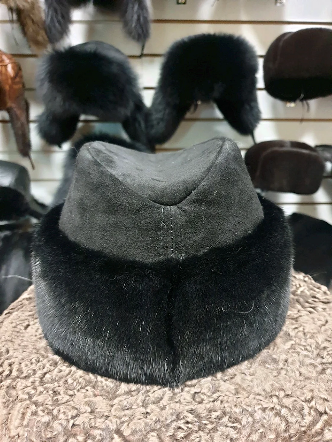 Меховая шапка пирожок