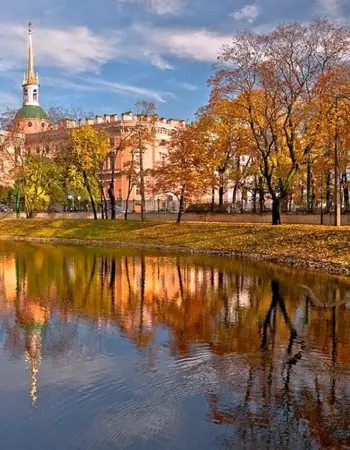 Михайловский инженерный замок в Санкт-Петербурге осень