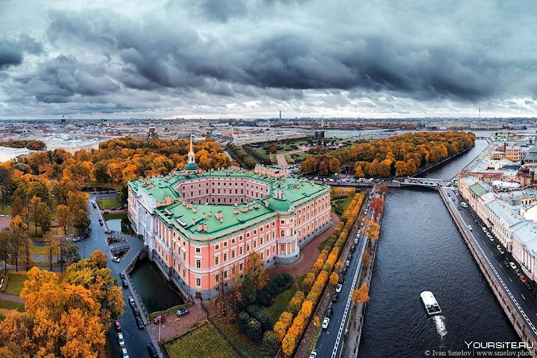 Михайловский замок в Санкт-Петербурге осень