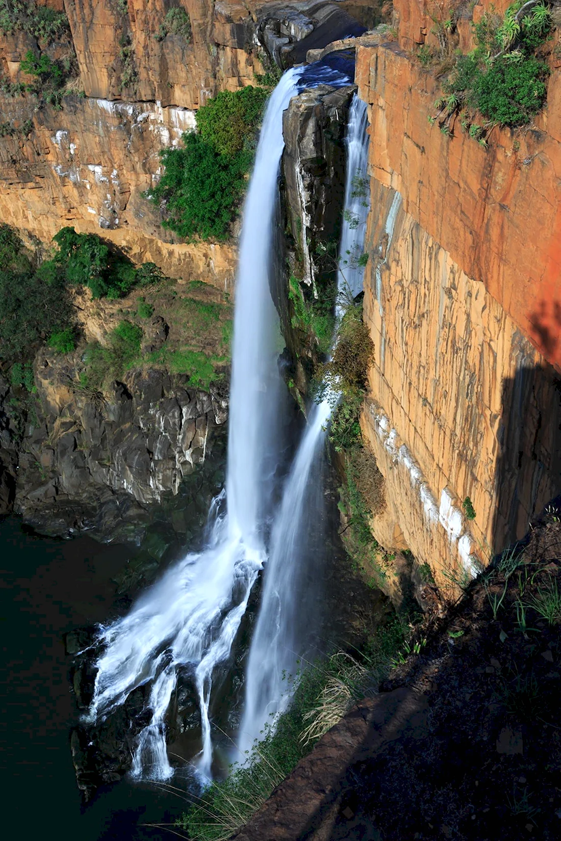 Мощный водопад Африки