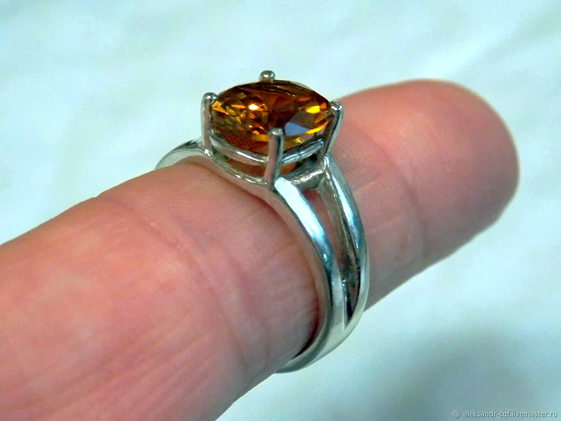 Мужское кольцо с желтым сапфиром