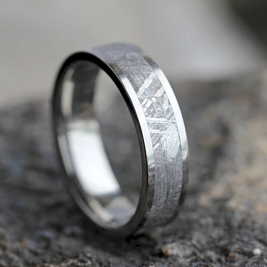 Мужское обручальное кольцо метеорит