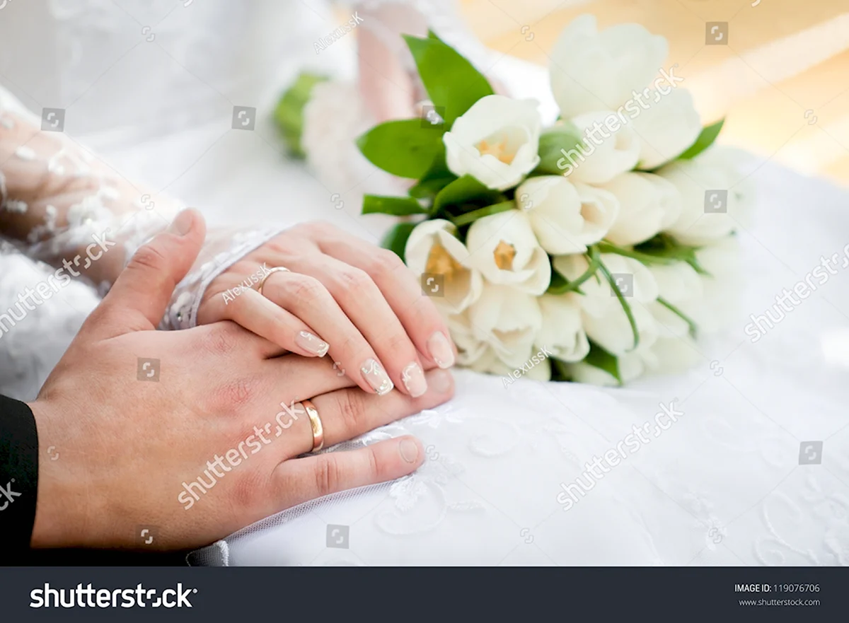 Невеста на руках у жениха