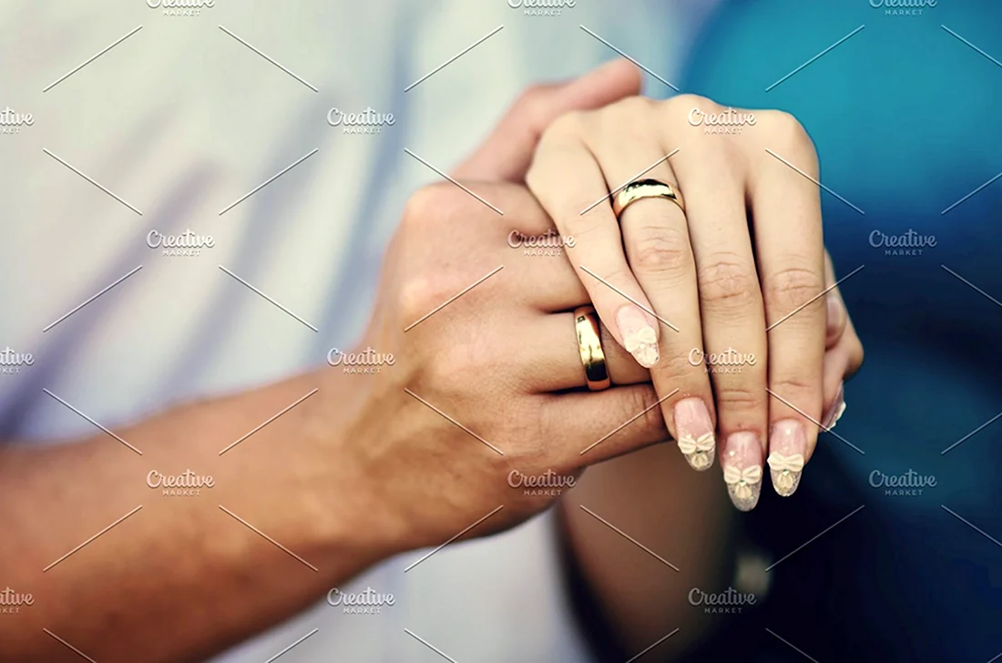 Обручальное кольцо классическое на руке девушки