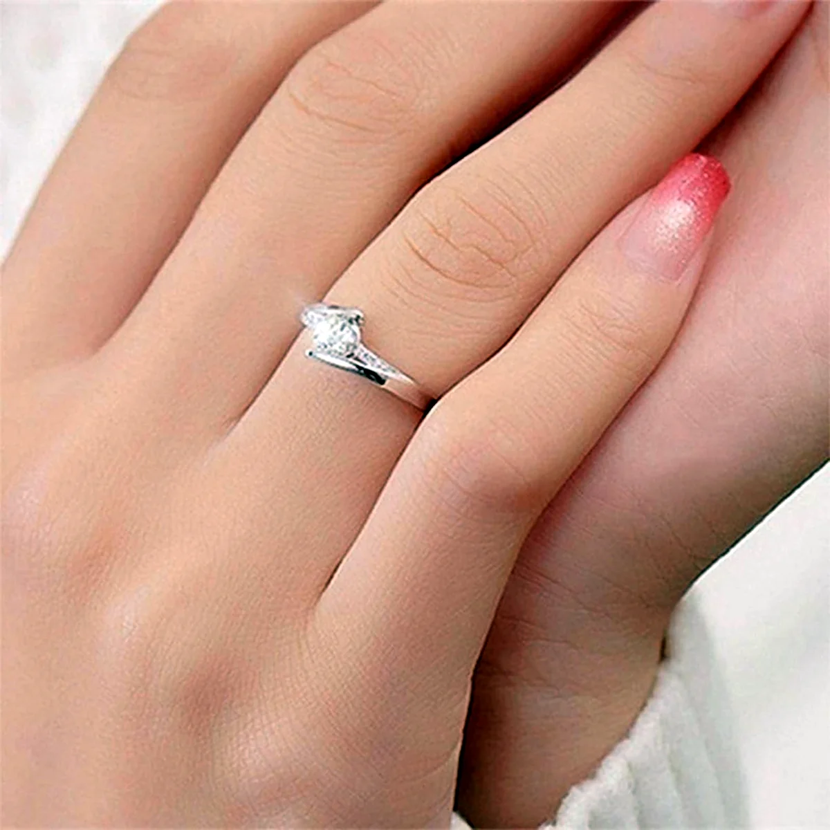 Обручальное кольцо с маленькими камнями женское