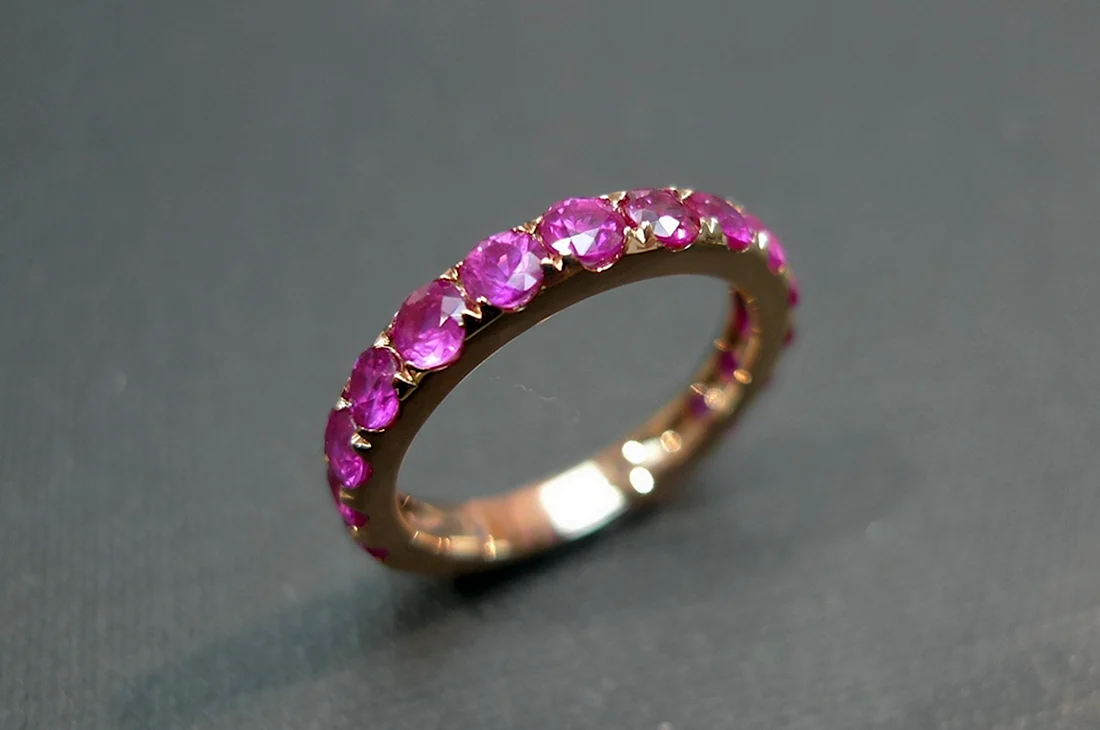 Обручальное кольцо с розовым сапфиром