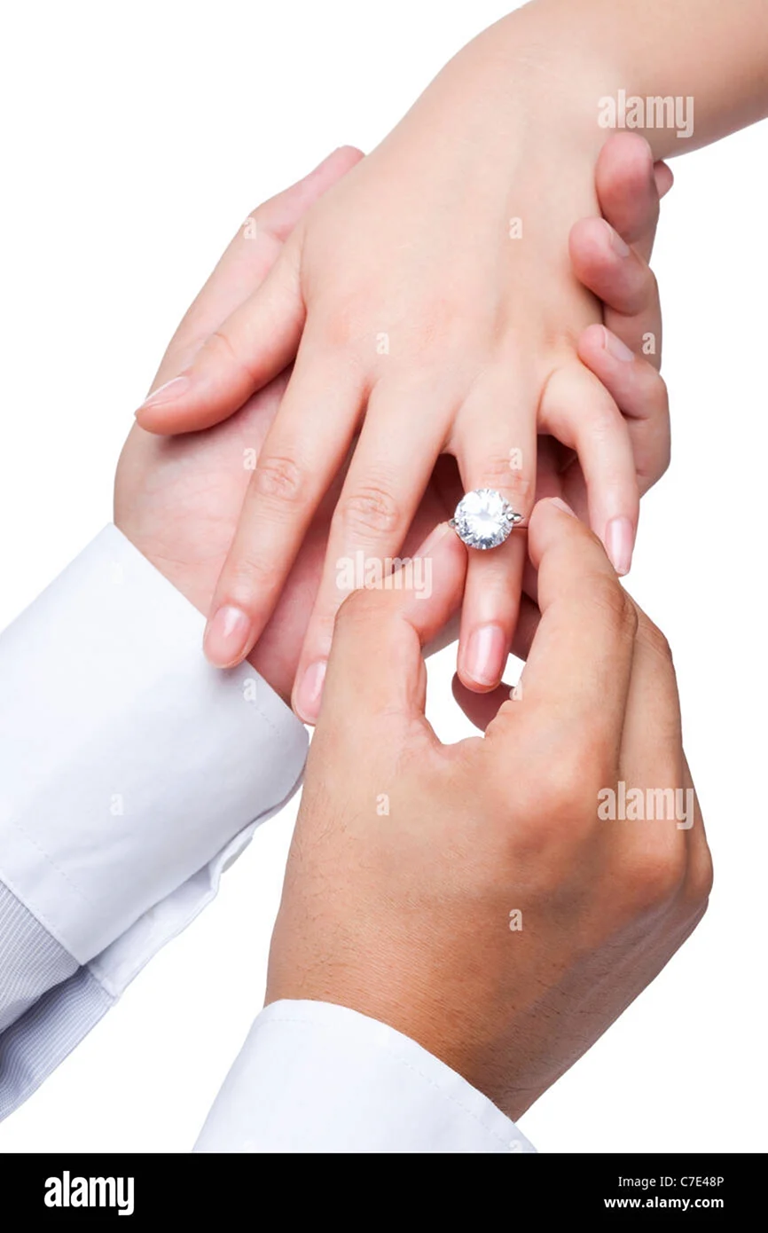 Обручальные кольца на руках
