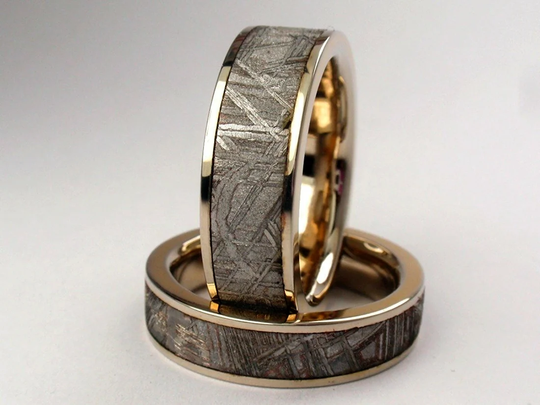 Обручальные кольца с метеоритом