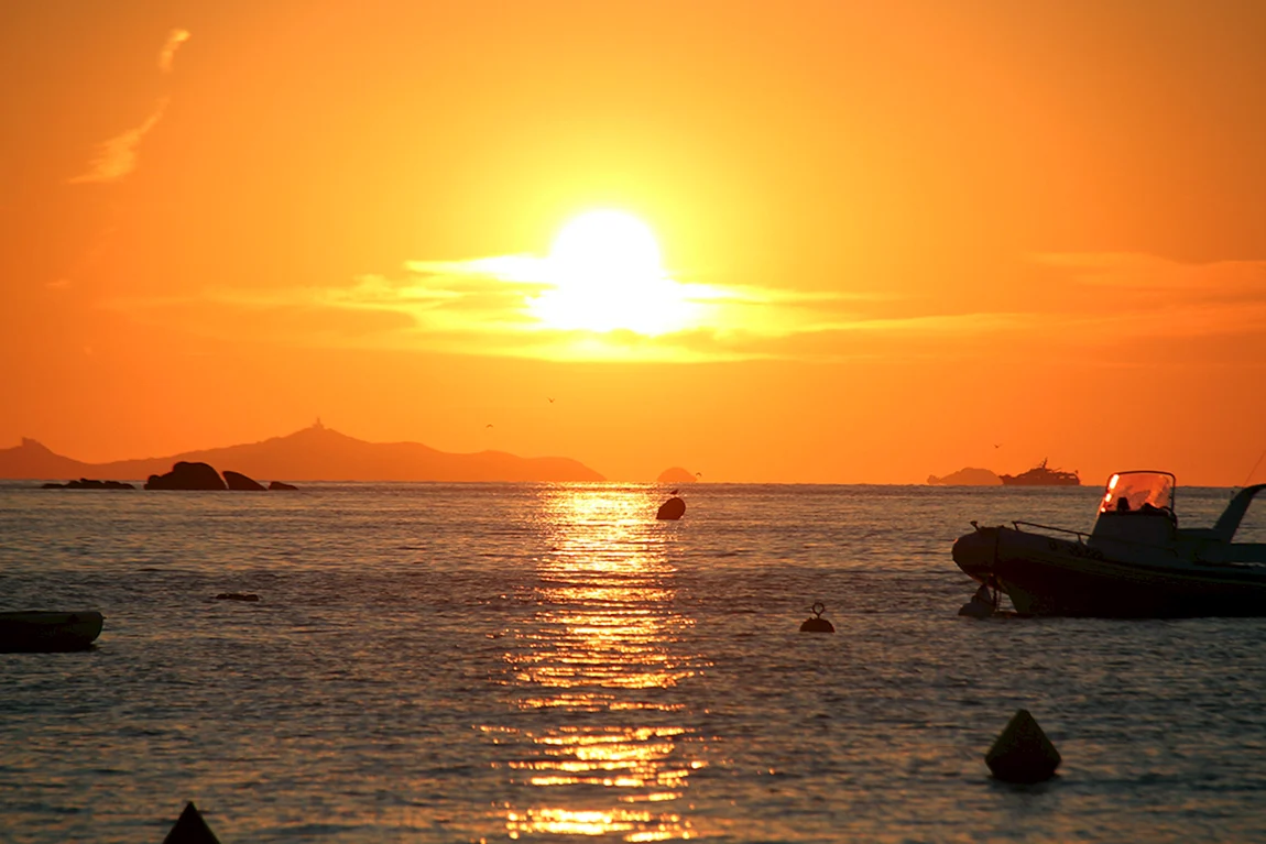 Orange sea. Оранжевое море. Небо оранжевое море. Оранжевый закат на море. Оранжевое море картинки.