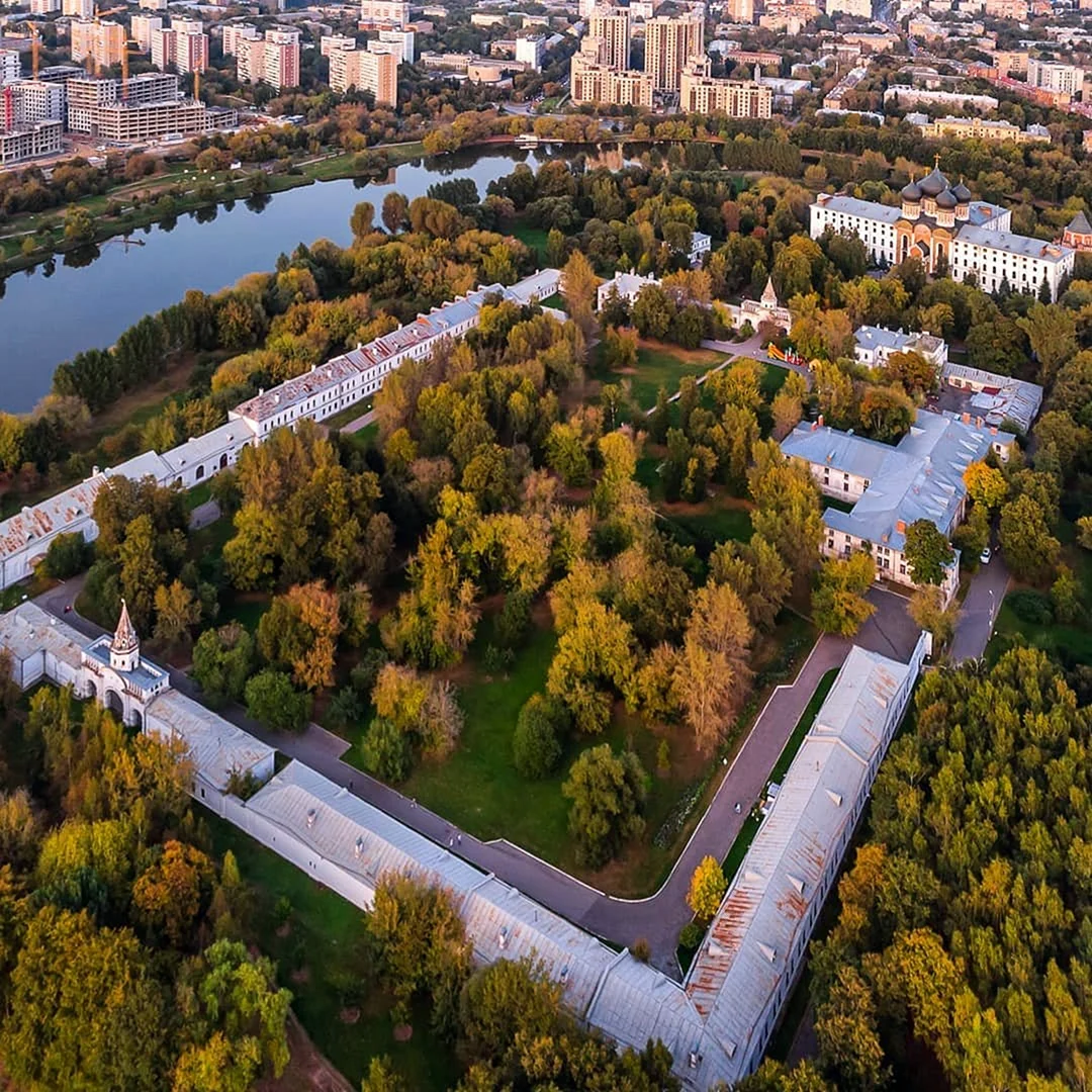 Остров москва км. Царская усадьба Измайлово. Городок имени Баумана в Измайлово. Остров Баумана усадьба Измайлово. Парк усадьба Измайлово.