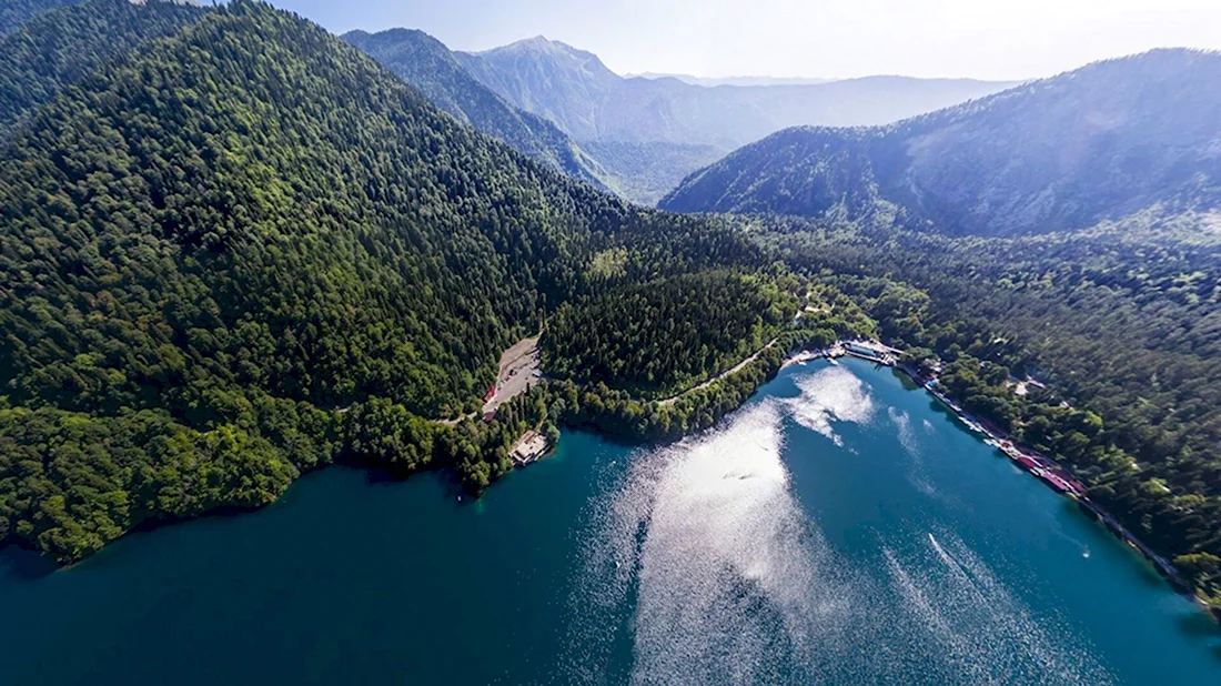 Озеро Рица Абхазия с высоты птичьего полета