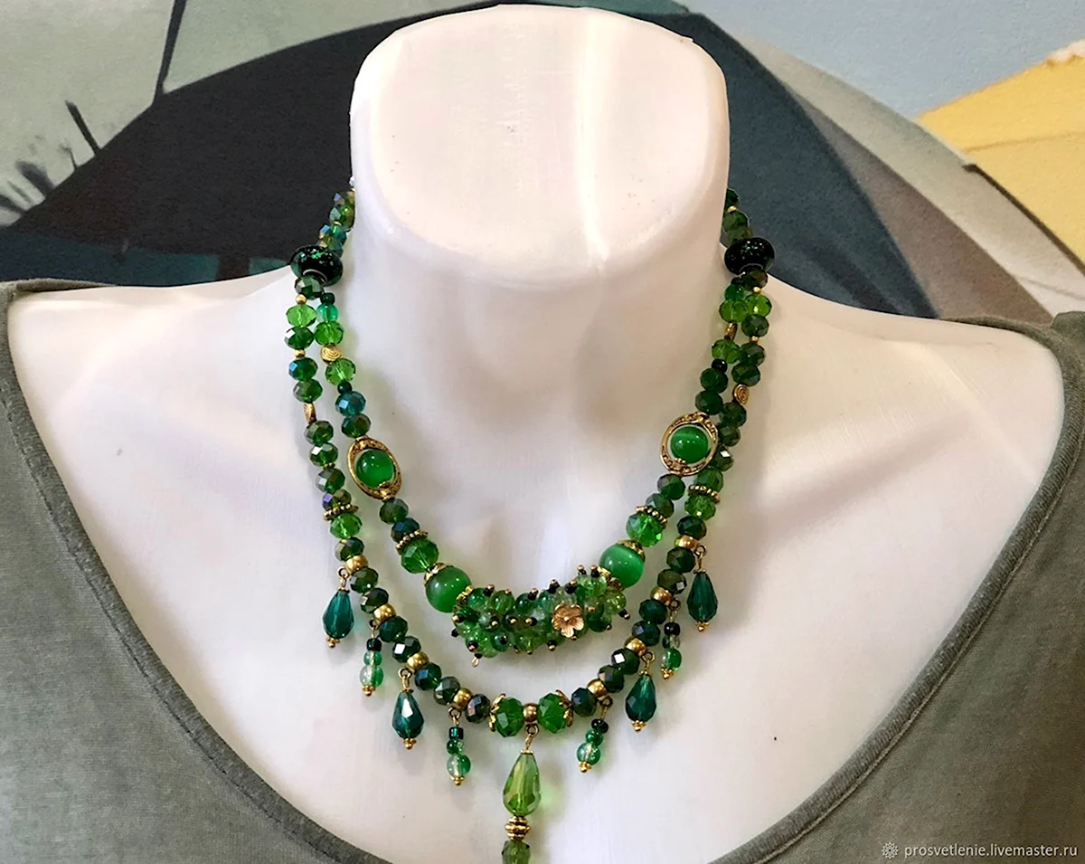 Ожерелье с зелеными камнями