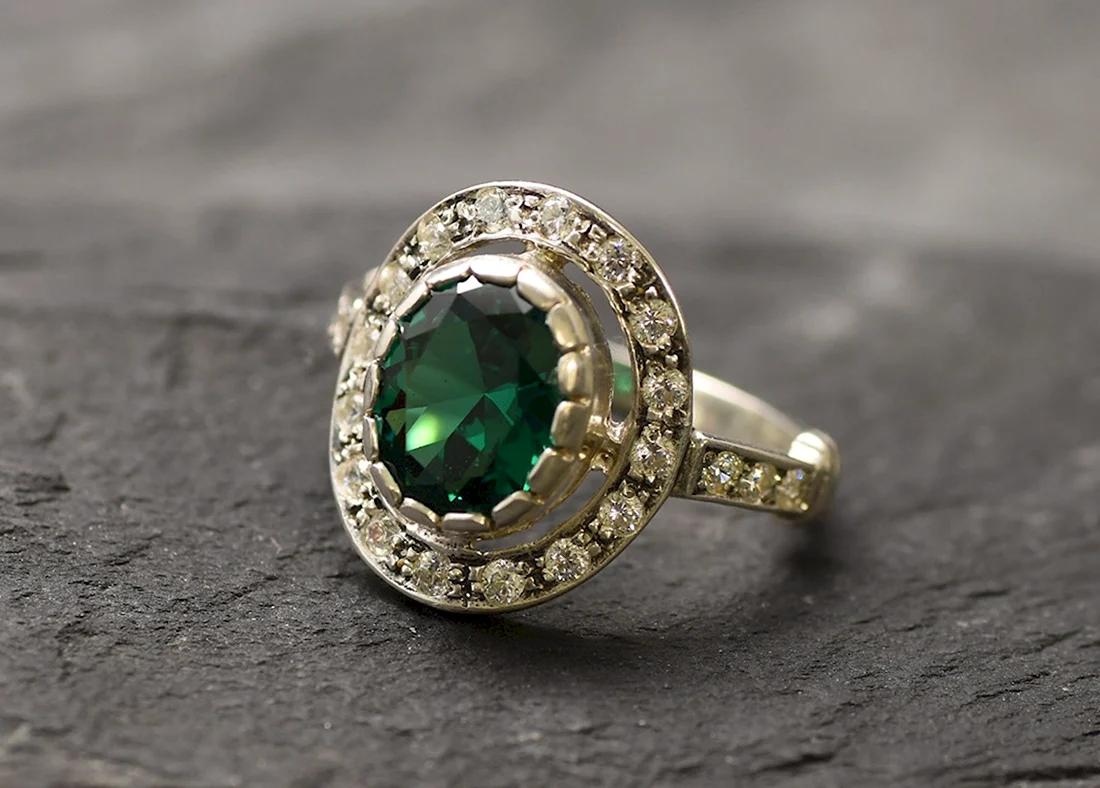 Перстень с зеленым камнем