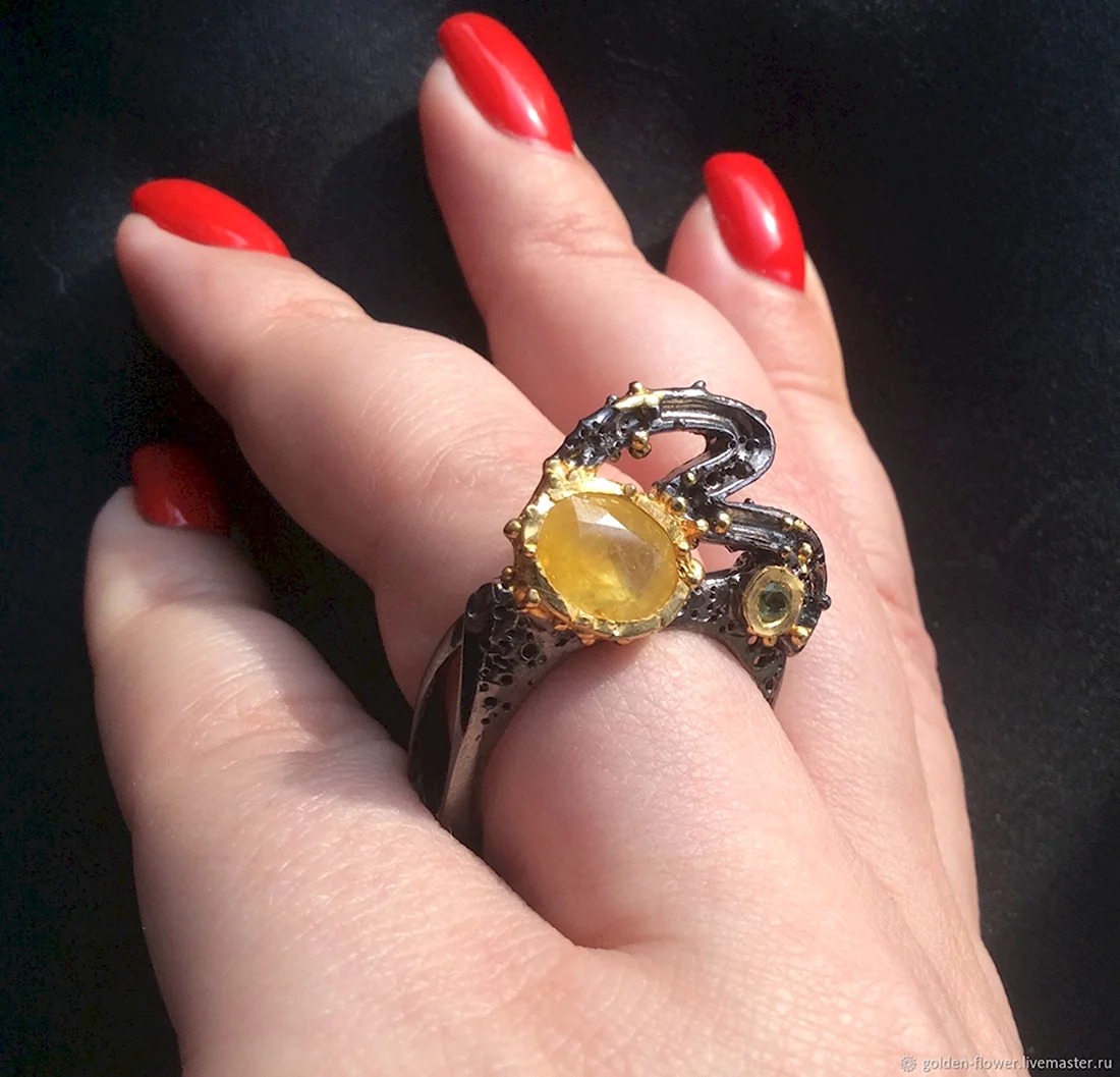 Перстень с желтым сапфиром