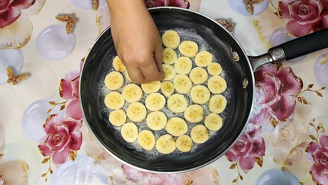 Бананы на сковородке. Банановый пирог на сковородке. Пирог на сковороде.