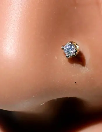 Пирсинг в нос с бриллиантом