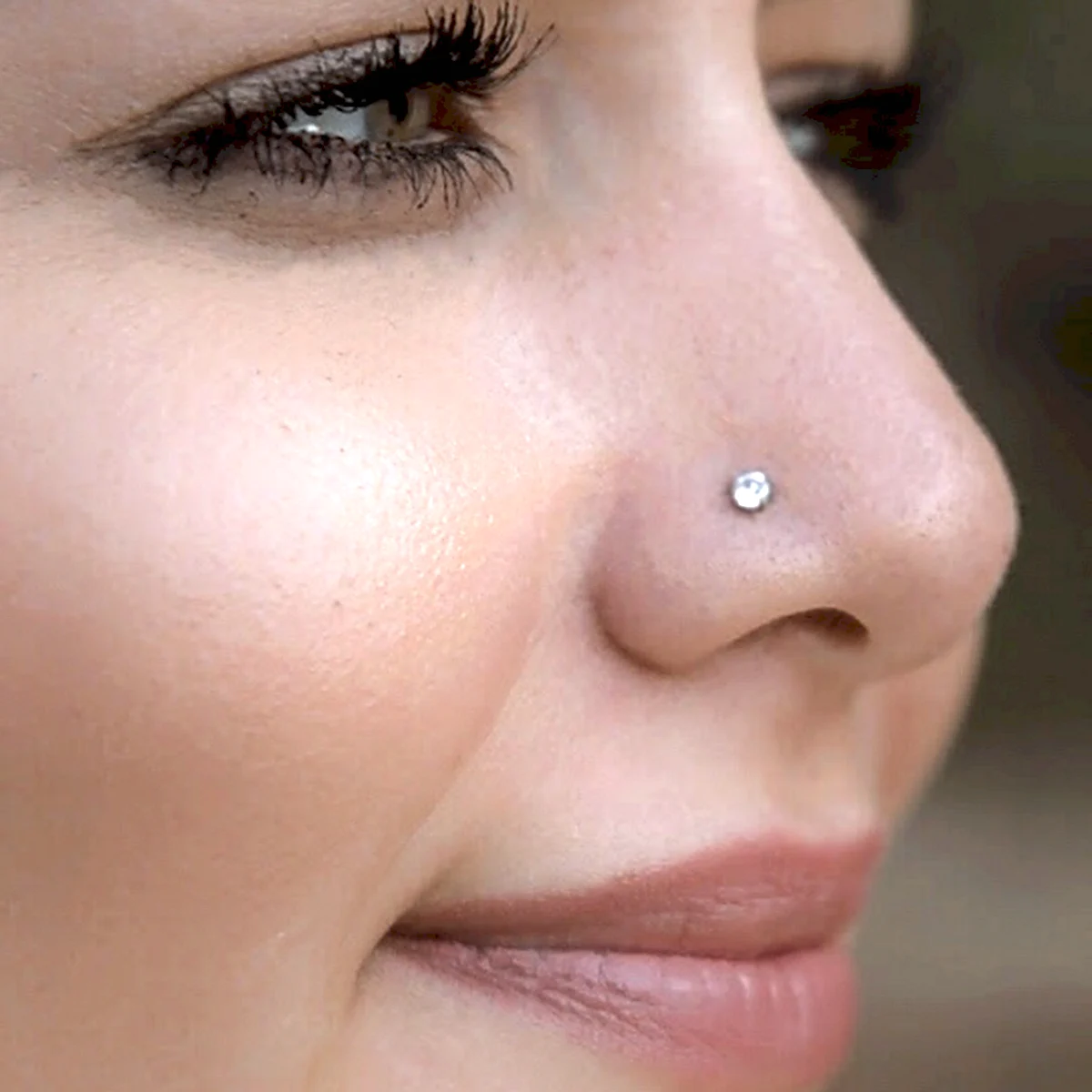Пирсинг в нос с бриллиантом