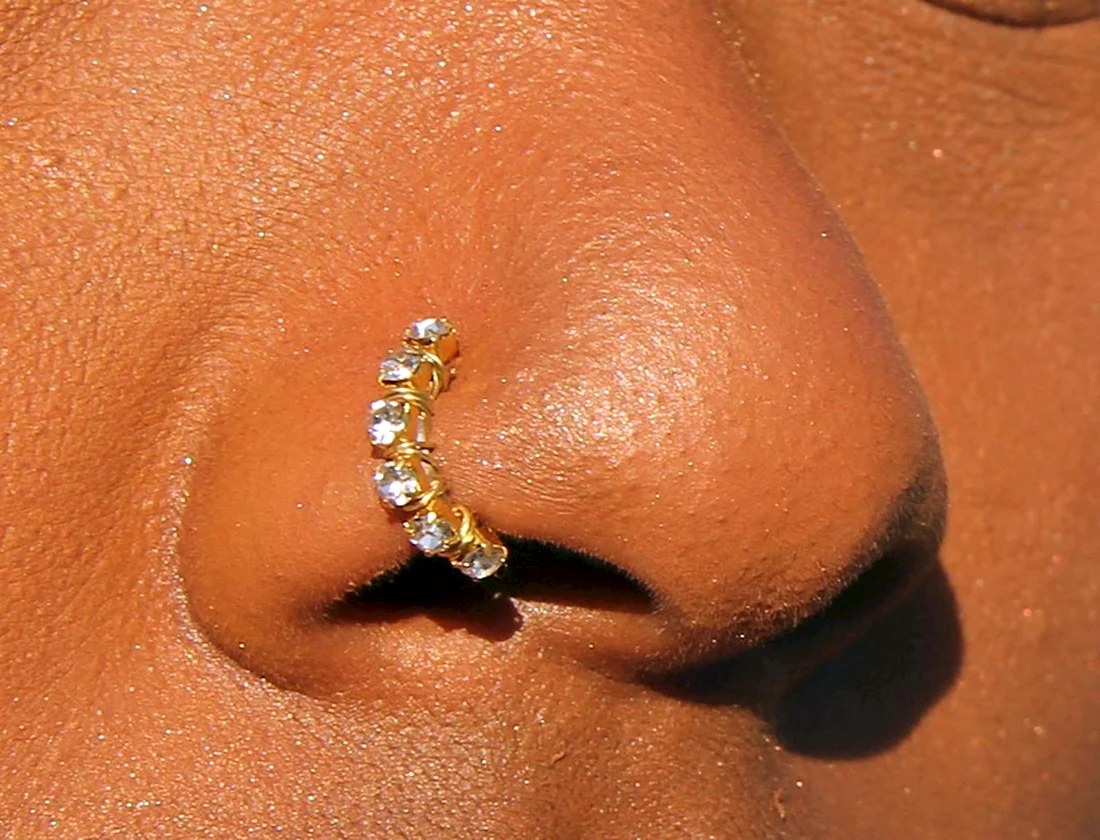 Пирсинг в носу кольцо с камнем