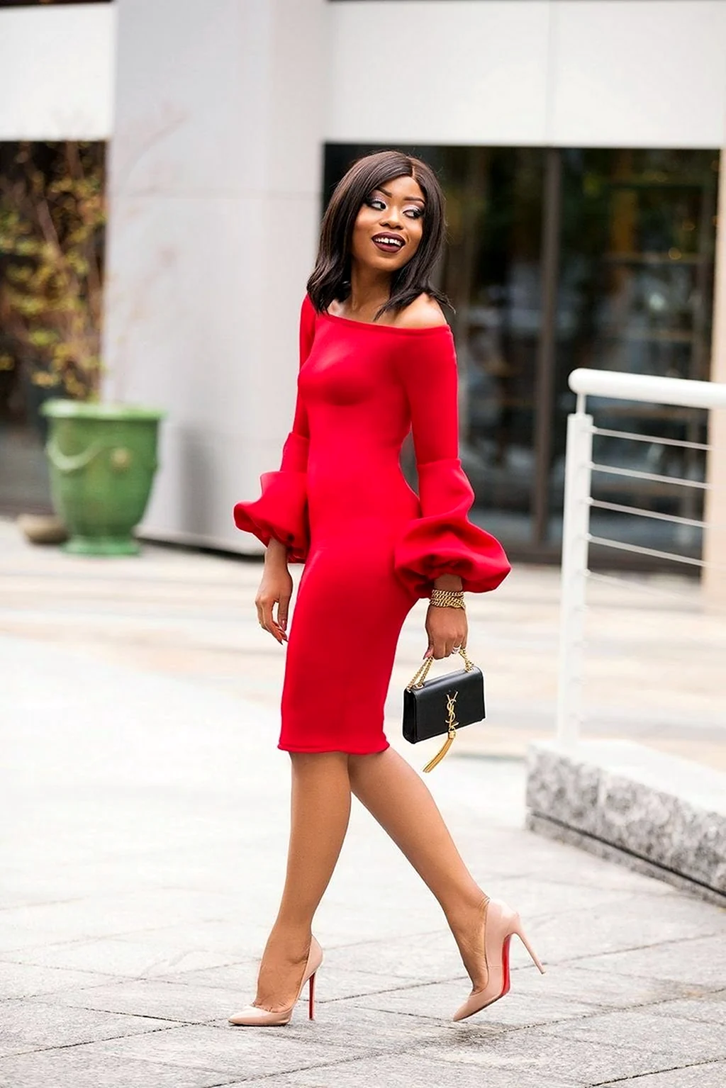 Платье с красными туфлями