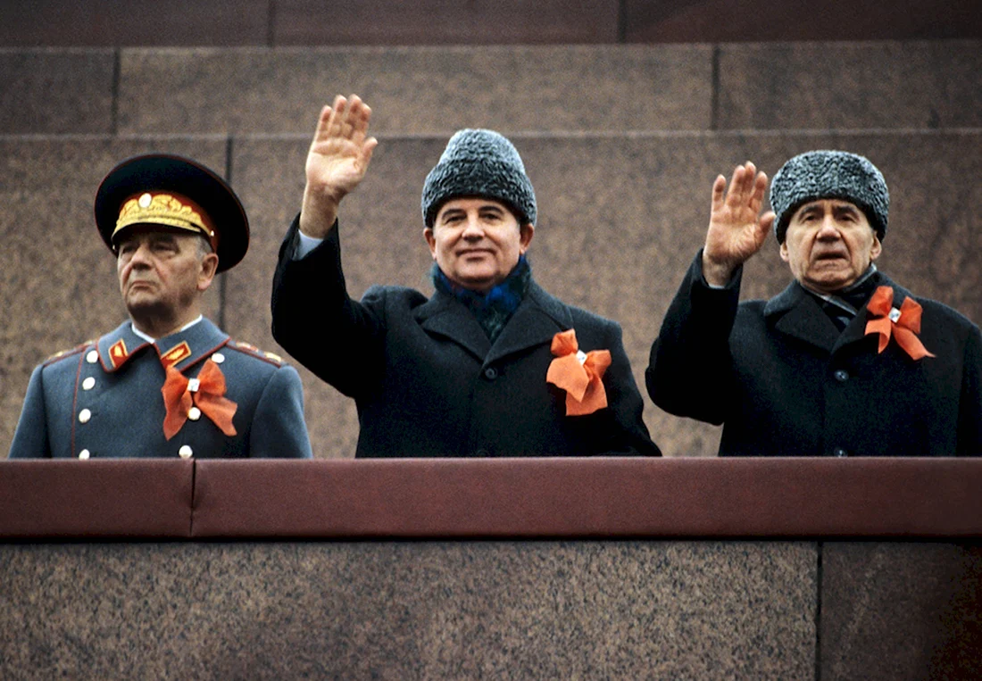 Политбюро Брежнева на мавзолее