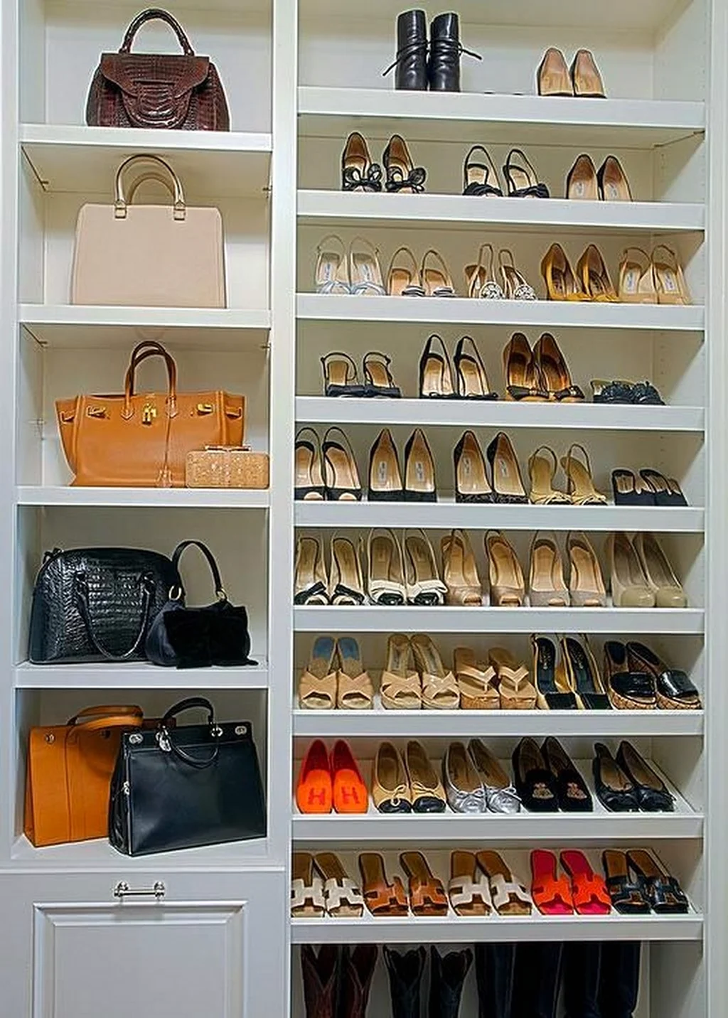 Полки для обуви и сумок в гардеробной