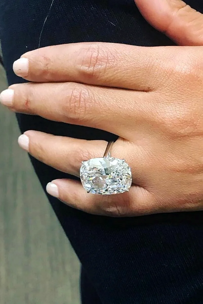 Помолвочное кольцо с крупным бриллиантом