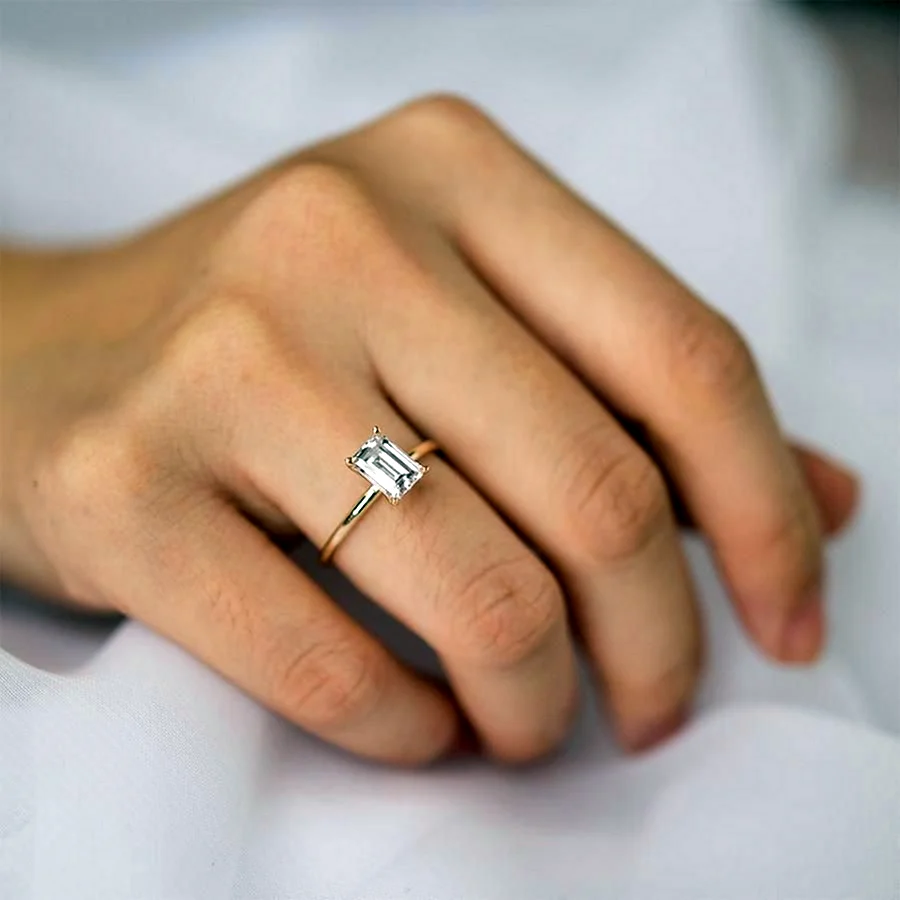 Помолвочное кольцо с квадратным камнем