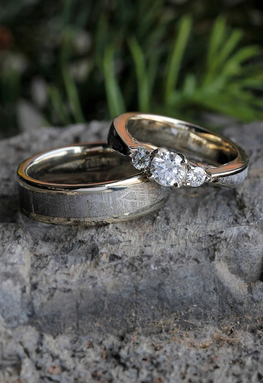 Помолвочное кольцо с метеоритом