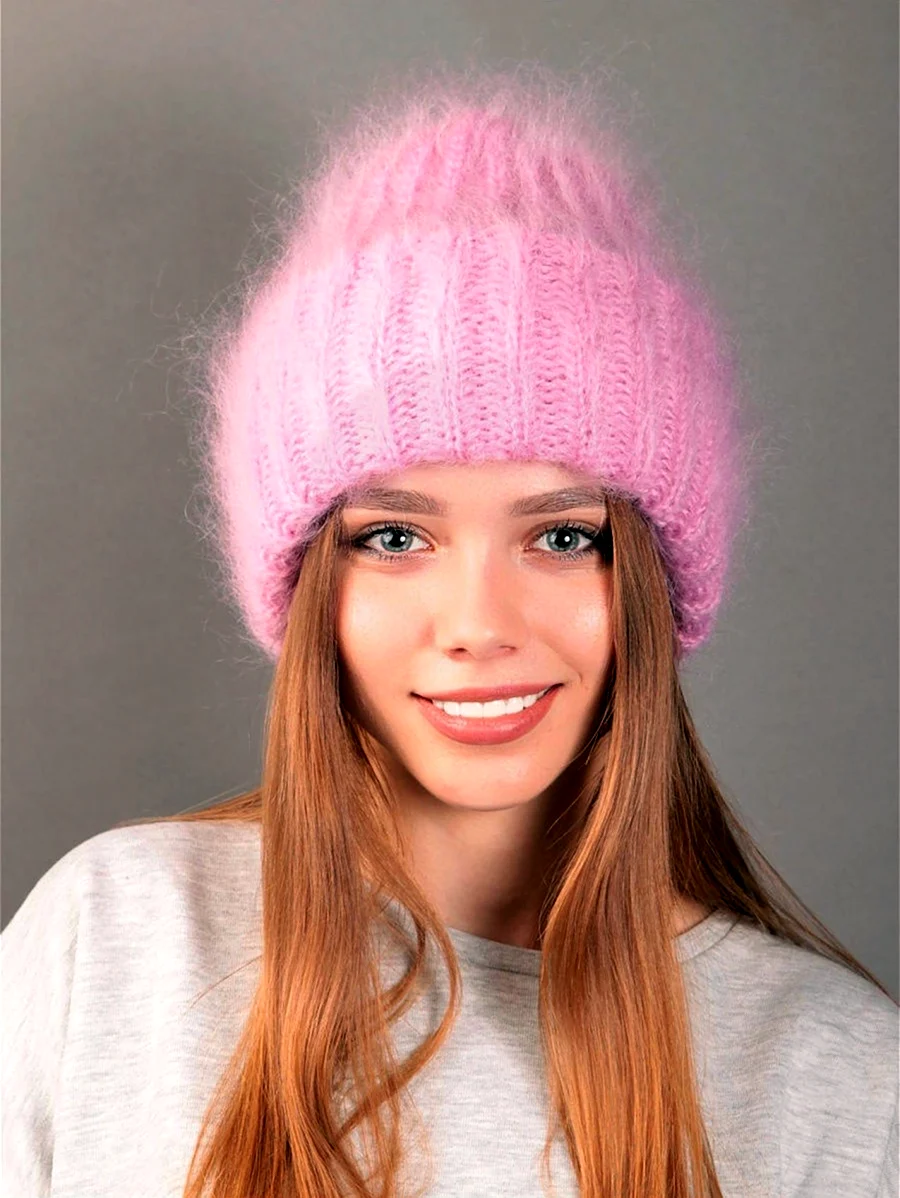 Розовая зимняя шапка