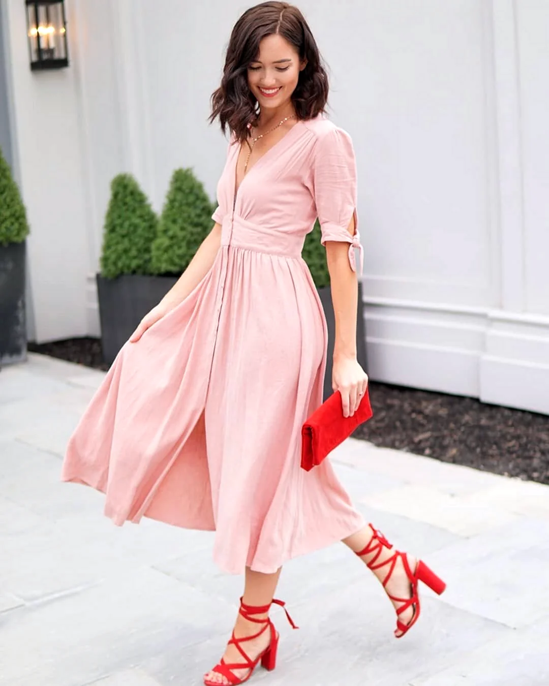 Розовое платье с черными туфлями