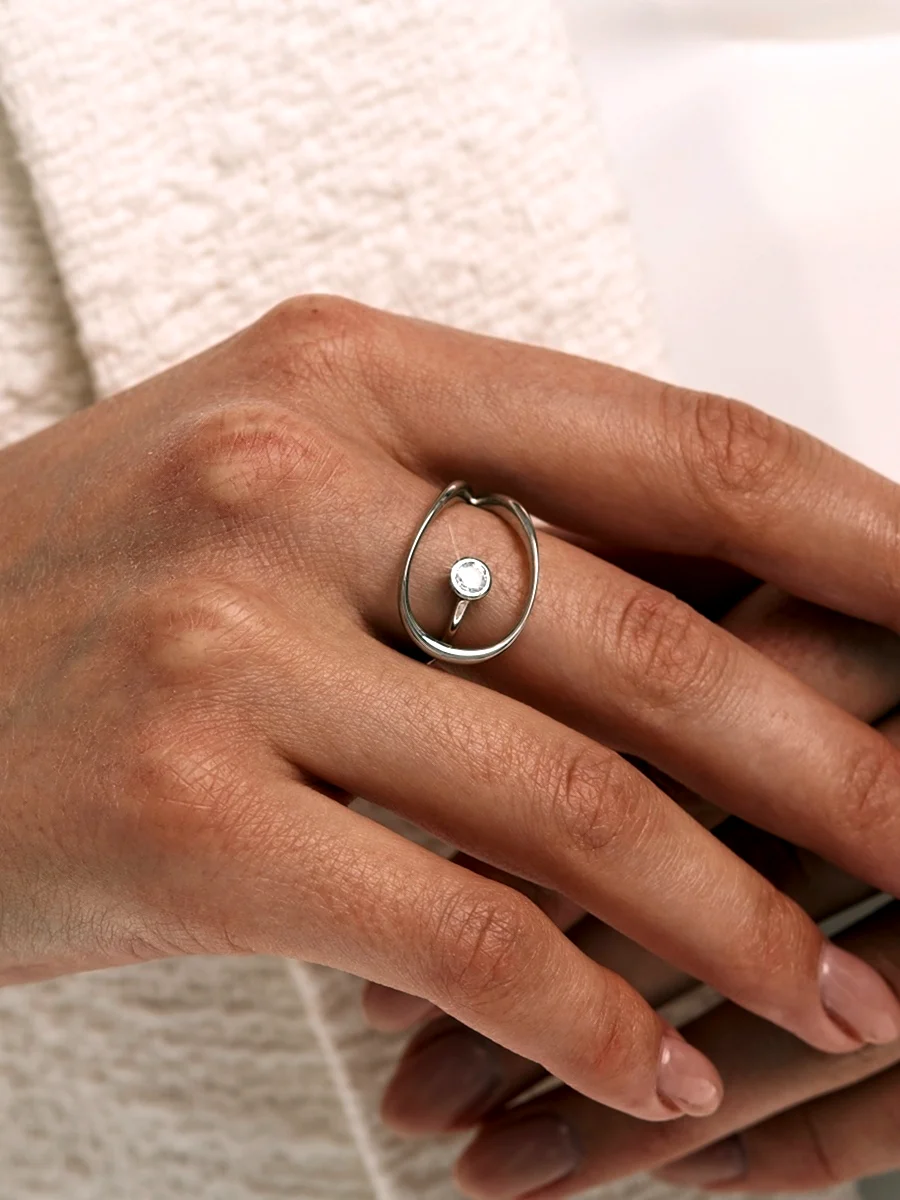 Серебряное кольцо с камнями внутри
