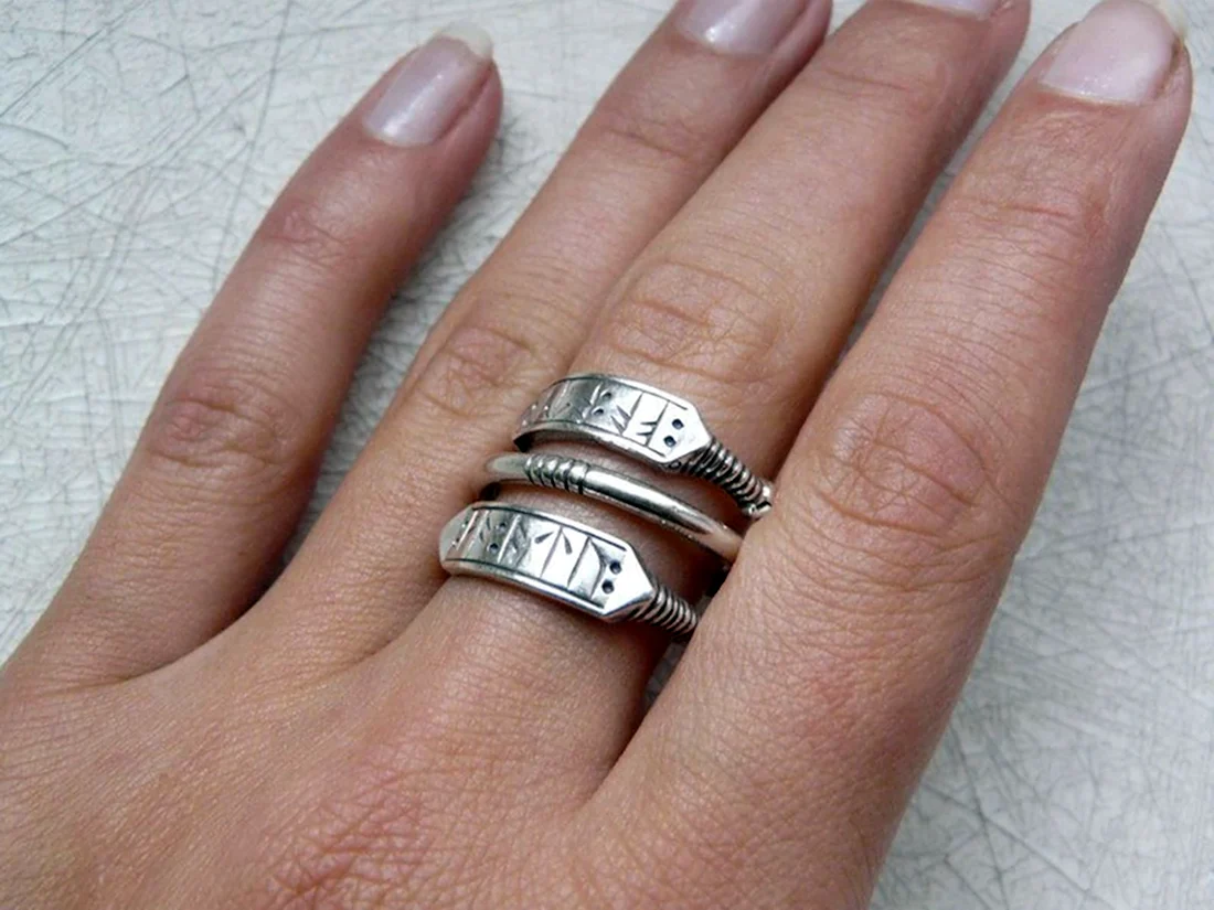 Серебряное кольцо с рунами
