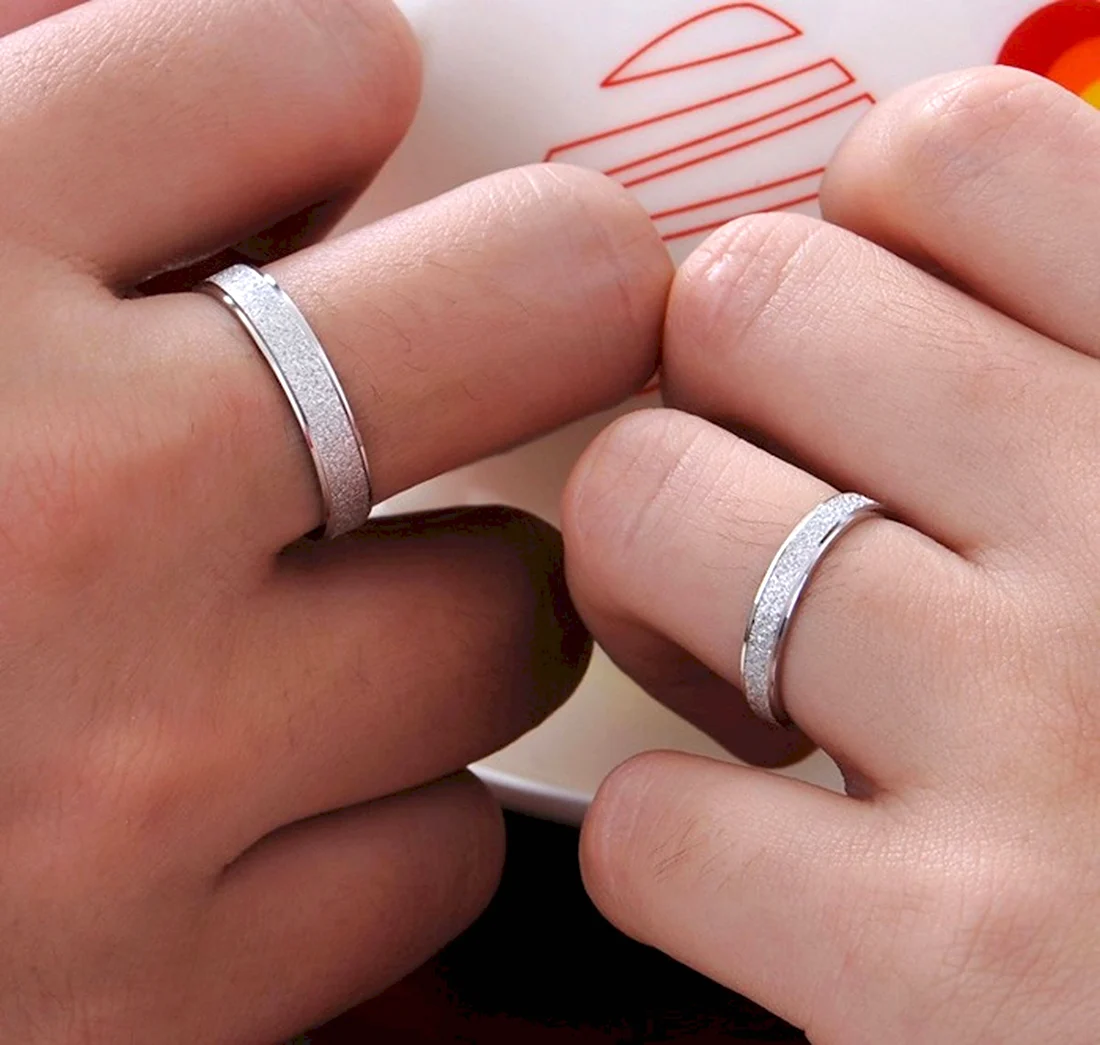 Серебряное обручальное кольцо на пальце