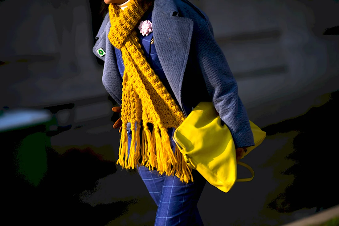 Серое пальто и желтый шарф