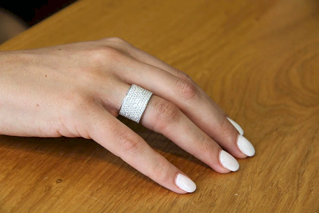 Широкое кольцо на палец