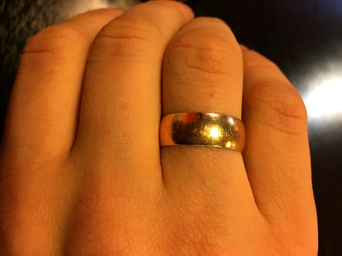 Широкое обручальное кольцо на пальце
