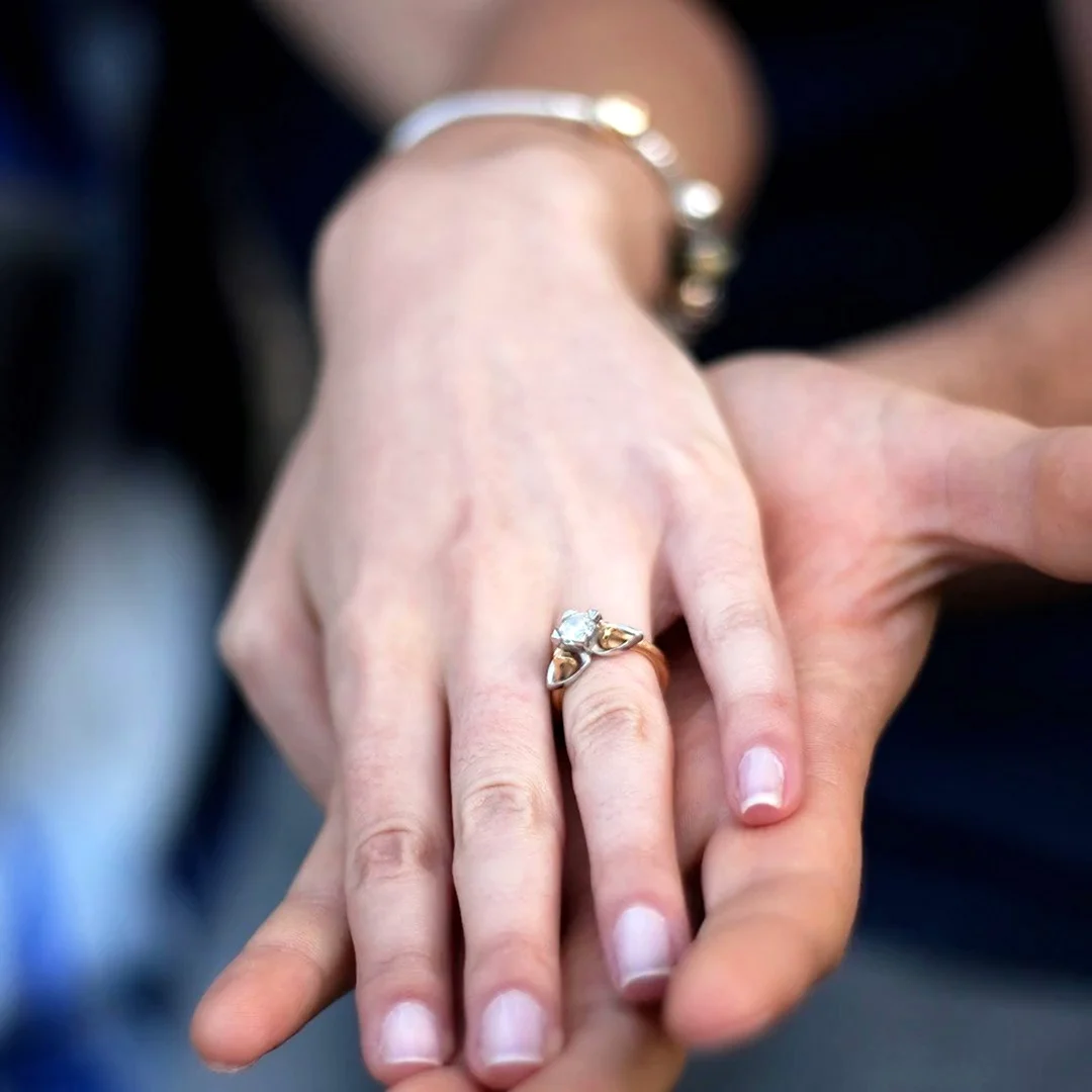 Широкое обручальное кольцо на руке