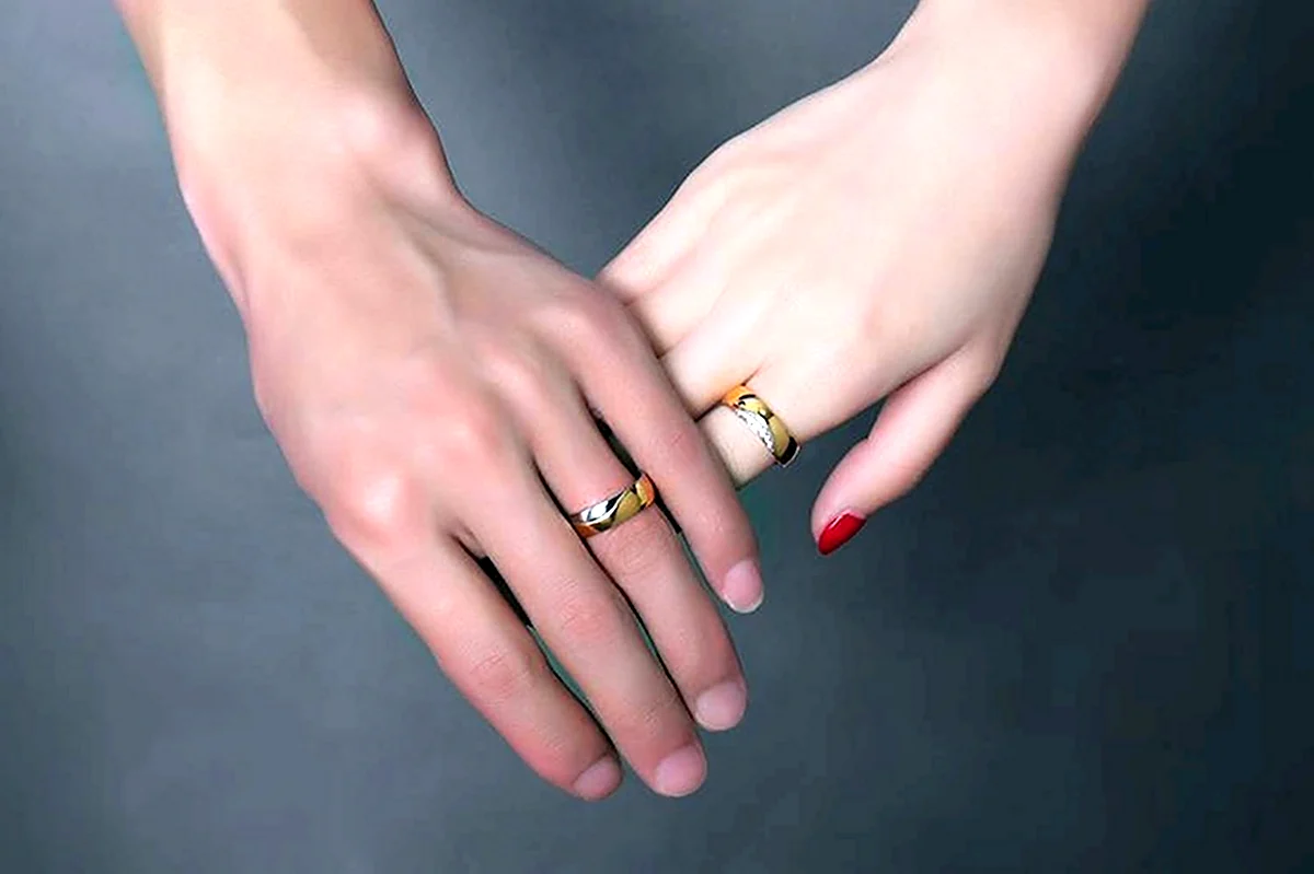 Широкое обручальное кольцо на руке