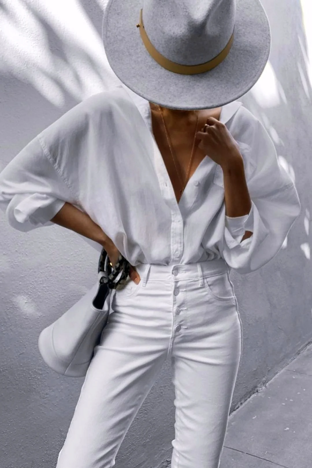 Шляпа с белым костюмом женская