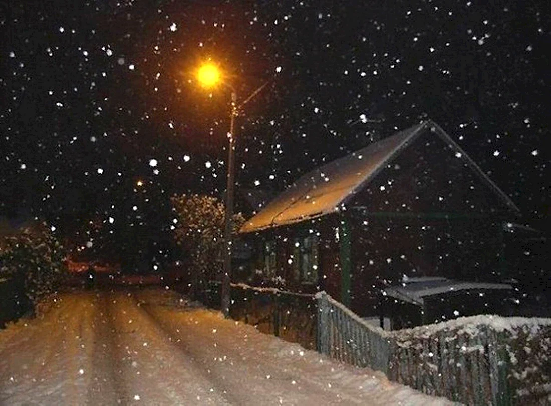 Снегопад вечером в деревне