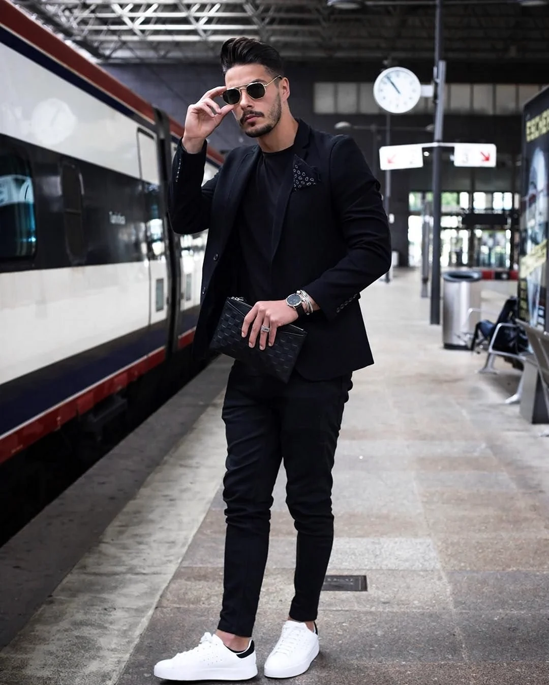 Стильная мужская одежда черная
