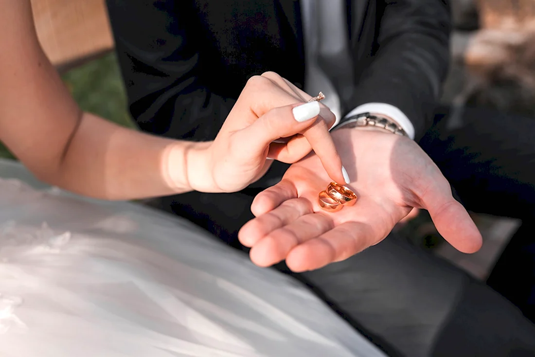 Супружеская пара с обручальные кольца