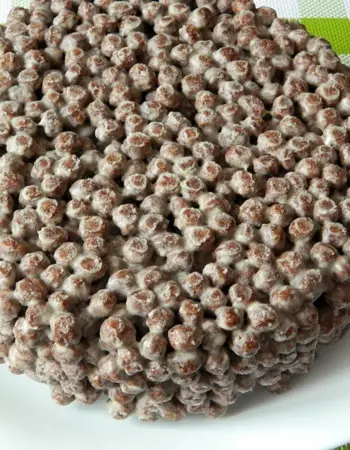 Торт из шоколадных шариков без выпечки со сгущенкой