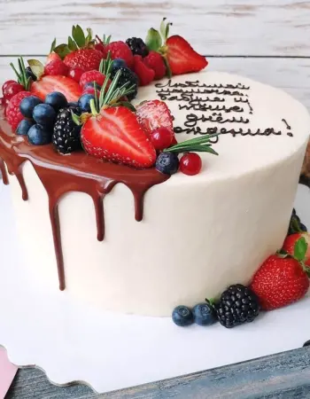 Украшение торта ягодами