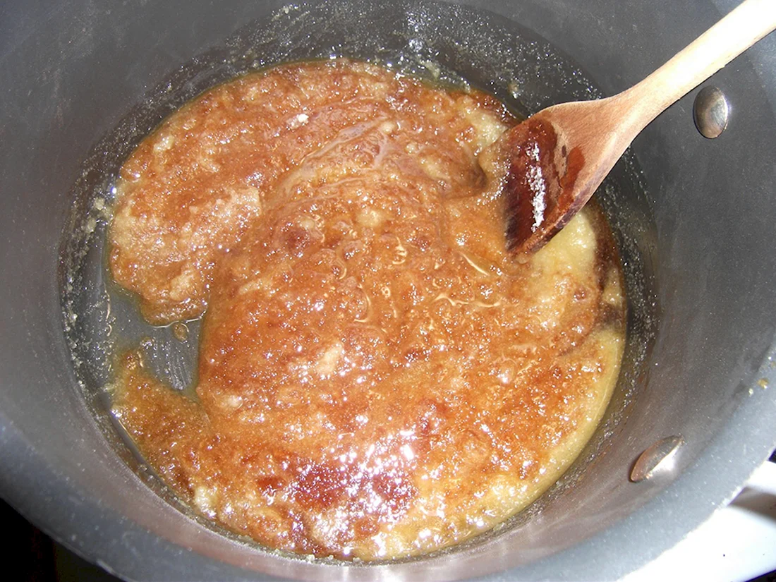 Пожарить сахар с молоком. Вареный сахар с молоком. Сахар с молоком на сковороде. Жареный сахар. Жареный сахар с молоком.