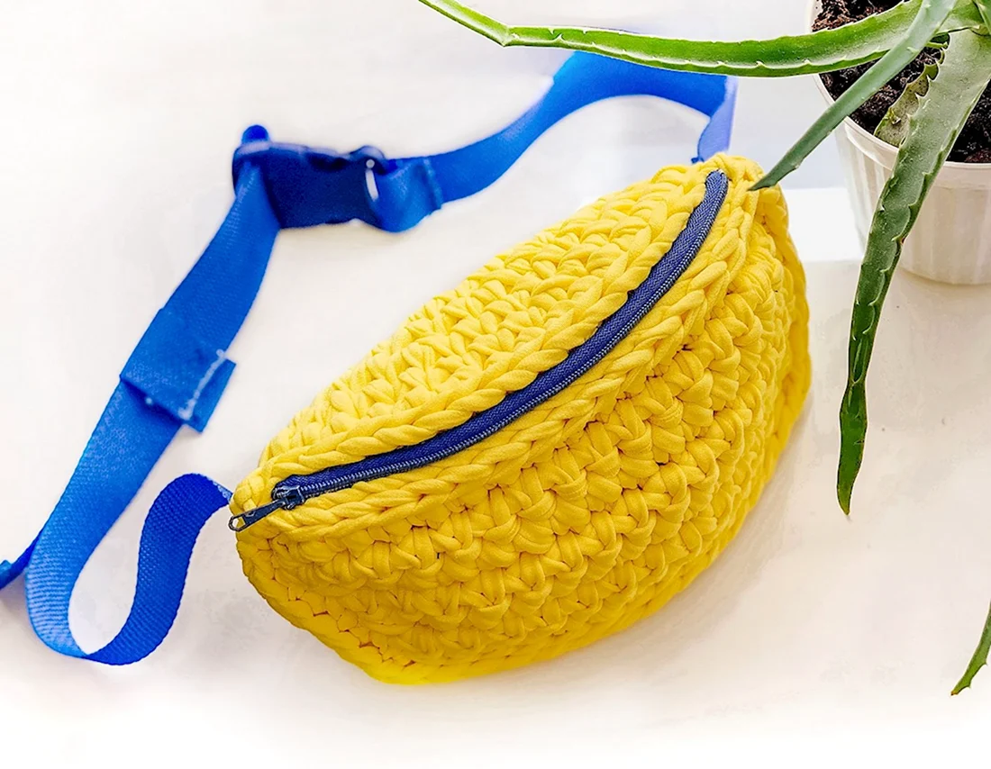Вязаная сумка бананка